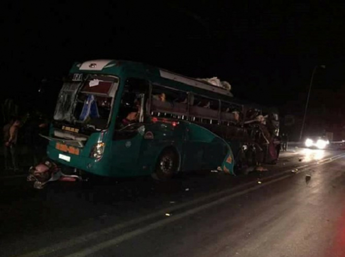 Chiếc xe kh&aacute;ch bị nổ. Ảnh: Đại Văn.