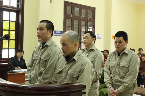 4 bị c&aacute;o mua b&aacute;n tr&aacute;i ph&eacute;p chất ma t&uacute;y trong phi&ecirc;n t&ograve;a sơ thẩm. Ảnh:&nbsp;Hồng V&acirc;n