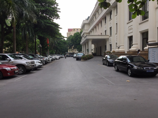 Đi lễ ch&ugrave;a đầu năm trong giờ l&agrave;m việc, c&aacute;n bộ thuộc Bộ C&ocirc;ng Thương bị hạ bậc lương.