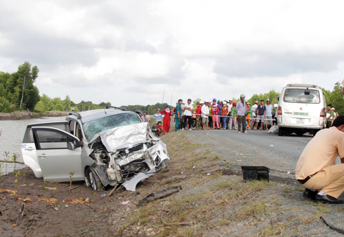 Hiện trường vụ tai nạn giữa hai &ocirc;t&ocirc;.&nbsp;Ảnh:&nbsp;Ph&uacute;c Hưng.