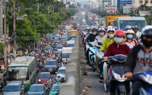 Giao th&ocirc;ng tr&ecirc;n nhiều tuyến đường quanh s&acirc;n bay được tổ chức lại để phục vụ thi c&ocirc;ng 2 cầu vượt th&eacute;p. Ảnh:&nbsp;Th&agrave;nh Nguyễn.