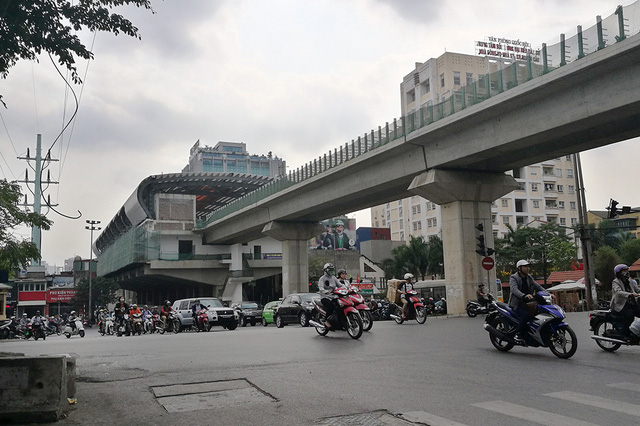 Ga La Th&agrave;nh: Sau khi xuất ph&aacute;t từ ga C&aacute;t Linh, t&agrave;u chạy dọc tuyến phố H&agrave;o Nam cắt ngang đường La Th&agrave;nh để v&agrave;o ga La Th&agrave;nh đầu phố Ho&agrave;ng Cầu.