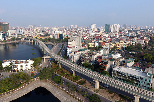 Qua ga La Th&agrave;nh, đường sắt tr&ecirc;n cao chạy qua mặt nước hồ Ho&agrave;ng Cầu. Tại đ&acirc;y, h&agrave;nh kh&aacute;ch sẽ c&oacute; được trải nhiệm tần nh&igrave;n rất đẹp mắt.