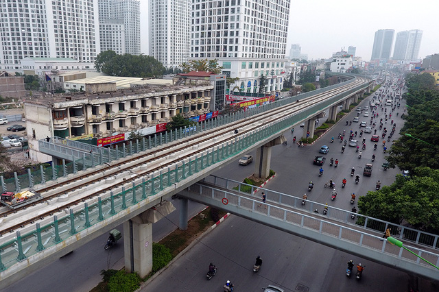 Sau khi rời ga L&aacute;ng, đo&agrave;n t&agrave;u sẽ &ocirc;m cua uốn lượn qua một khu nh&agrave; chung cư lớn để v&agrave;o đường Nguyễn Tr&atilde;i.