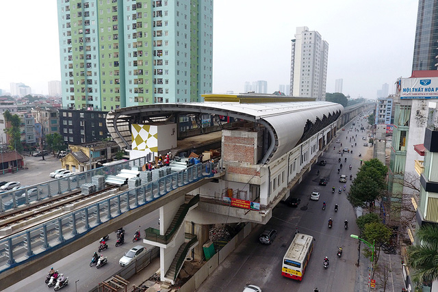 Ga Đại học Khoa học Tự nhi&ecirc;n (ĐHQGHN): Nh&agrave; ga n&agrave;y nằm ở đầu trục đường cửa ng&otilde; ph&iacute;a T&acirc;y Nam của Thủ đ&ocirc; với mật độ phương tiện tham gia giao th&ocirc;ng đ&ocirc;ng đ&uacute;c.