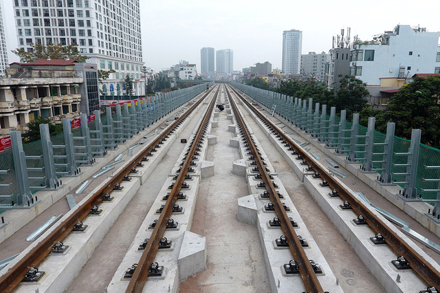 Ray t&agrave;u tr&ecirc;n to&agrave;n tuyến đ&atilde; được lắp đặt xong. Hiện tại c&ocirc;ng nh&acirc;n đang tiến h&agrave;nh lắp v&aacute;ch chắn hai b&ecirc;n đường t&agrave;u.