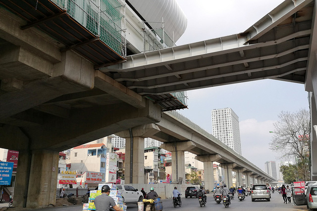 Ga Văn Kh&ecirc;: Ga n&agrave;y nằm ở trung t&acirc;m của quận H&agrave; Đ&ocirc;ng, gần bệnh viện H&agrave; Đ&ocirc;ng, bưu điện, chợ... C&aacute;c nh&agrave; ga được x&acirc;y dựng thang bộ v&agrave; đường bắc ngang cho h&agrave;nh đi từ hai b&ecirc;n đường l&ecirc;n nh&agrave; ga để đi t&agrave;u.