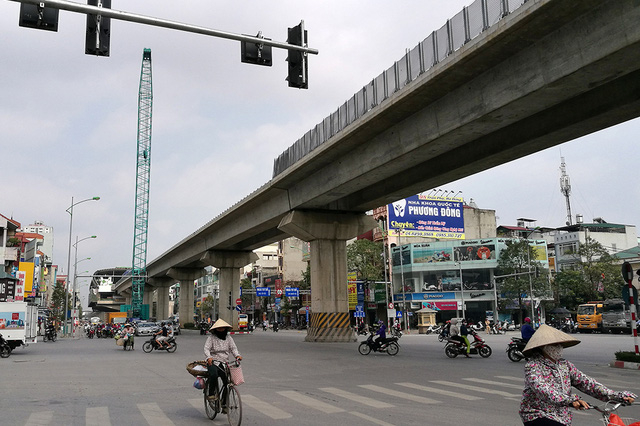 Ga La Kh&ecirc;: Đ&acirc;y được dự t&iacute;nh l&agrave; một trong những nh&agrave; ga sẽ c&oacute; mật độ h&agrave;nh kh&aacute;ch đi t&agrave;u cao. Nh&agrave; ga nằm ở gần khu đ&ocirc; thị Văn Ph&uacute;, đường L&ecirc; Trọng Tấn (H&agrave; Đ&ocirc;ng) nối với c&aacute;c khu đ&ocirc; thị vệ tinh ở ph&iacute;a T&acirc;y Nam Thủ đ&ocirc;.