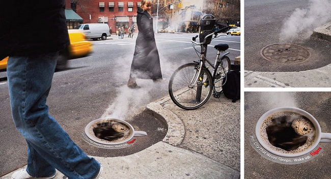 Những ly c&agrave; ph&ecirc; thơm lừng bốc kh&oacute;i nghi ng&uacute;t ngay tr&ecirc;n nắp cống khiến bạn kh&ocirc;ng thể ngăn m&igrave;nh tới cửa h&agrave;ng gần nhất để thưởng thức n&oacute;.