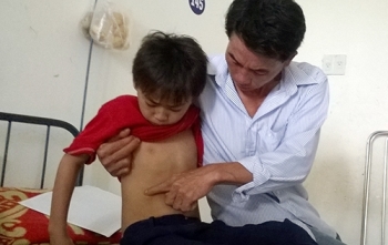 Phụ huynh xông vào trường đánh bé trai vì bênh con