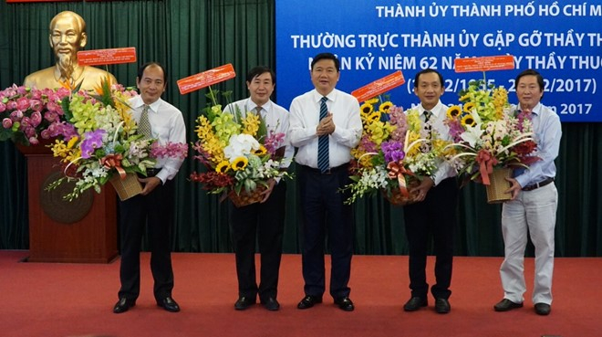 B&iacute; thư Đinh La Thăng tặng hoa cho c&aacute;c Thầy thuốc Nh&acirc;n d&acirc;n. Ảnh: Phước Tuần