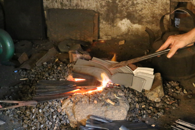 Nhiều năm về trước, dao k&eacute;o Đa Sỹ nức tiếng khắp trong Nam ngo&agrave;i Bắc.&nbsp;Tiếng l&agrave;nh đồn xa, người L&agrave;o, người Campuchia cũng t&igrave;m về tận Đa Sỹ để mua h&agrave;ng. Cả l&agrave;ng kh&ocirc;ng l&uacute;c n&agrave;o ngớt tiếng đe, tiếng b&uacute;a, tiếng xe...