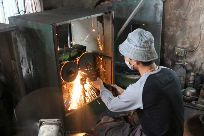 Theo anh Nghi&ecirc;m Văn Ki&ecirc;n, một thợ r&egrave;n trẻ c&oacute; tiếng trong l&agrave;ng th&igrave; trước đ&acirc;y nguy&ecirc;n liệu được người d&acirc;n tận dụng từ những chiếc nh&iacute;p xe &ocirc; t&ocirc; bỏ đi, sau n&agrave;y l&agrave; t&ocirc;n, thiếc, phần lớn được nhập từ Thạch Thất v&agrave; Nam Định.