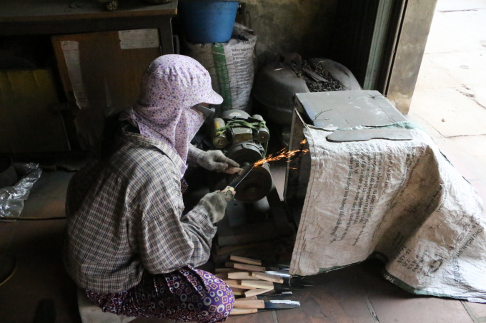 C&aacute;c c&ocirc;ng đoạn l&agrave;m dao giờ được m&aacute;y m&oacute;c hỗ trợ n&ecirc;n phụ nữ cũng c&oacute; thể tham gia v&agrave;o sản xuất.