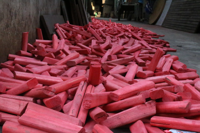 T&ugrave;y thuộc v&agrave;o từng loại sản phẩm nhưng nguy&ecirc;n liệu l&agrave;m r&egrave;n phổ biến vẫn chỉ l&agrave; gỗ (để l&agrave;m c&aacute;n)&nbsp;