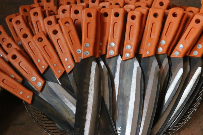 C&aacute;c sản phẩm l&agrave;ng r&egrave;n Đa Sỹ kh&ocirc;ng qu&aacute; cầu kỳ, chủ yếu l&agrave;&nbsp;dao, k&eacute;o v&agrave; c&aacute;c loại đồ gia dụng kim kh&iacute; phục vụ sinh hoạt trong cuộc sống h&agrave;ng ng&agrave;y.&nbsp;