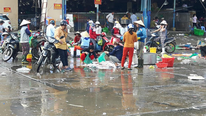 Nước thải từ ng&agrave;nh thủy hải sản chảy l&ecirc;nh l&aacute;ng cả tr&ecirc;n mặt nh&agrave; lồng lẫn s&acirc;n chợ B&igrave;nh Điền.