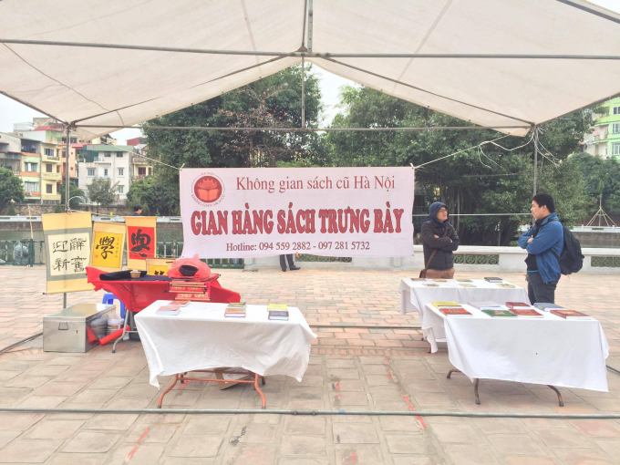 Ngo&agrave;i b&agrave;y b&aacute;n s&aacute;ch cũ, c&ograve;n c&oacute; kh&ocirc;ng gian trưng b&agrave;y s&aacute;ch của Trung t&acirc;m hoạt động văn h&oacute;a khoa học Văn Miếu- Quốc Tử Gi&aacute;m