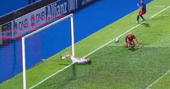 Dập "của quý" vì nỗ lực cứu thua cho đội nhà