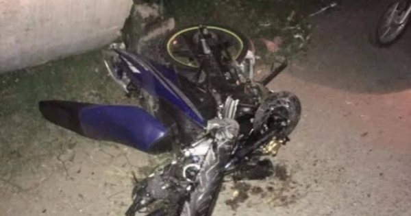 Hưng Yên: 3 thanh niên đi xe máy tông vào ô tô chết thảm