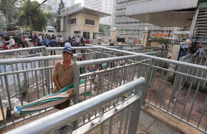 Gần 2 th&aacute;ng nay, vỉa h&egrave; cạnh Bệnh viện Chợ Rẫy được UBND phường 12 (quận 5, TP HCM) cho lắp đặt r&agrave;o chắn với kết cấu ki&ecirc;n cố bằng th&eacute;p. Đặc biệt, ở lối v&agrave;o vỉa h&egrave; l&agrave; c&aacute;c r&agrave;o chắn ngang tạo th&agrave;nh cửa hẹp vừa đủ một người luồn v&agrave;o.