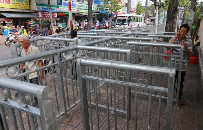 Những thanh chắn n&agrave;y rộng khoảng 2 m, cao khoảng 1,5 m được lắp đặt theo h&igrave;nh zich zắc ở hai đầu lối v&agrave;o trong vỉa h&egrave; c&aacute;c đường Thuận Kiều, Nguyễn Ch&iacute; Thanh. Nhiều nhất l&agrave; ở g&oacute;c đường Thuận Kiều, cổng sau Bệnh viện Chợ Rẫy, với 15 thanh chắn.&nbsp;