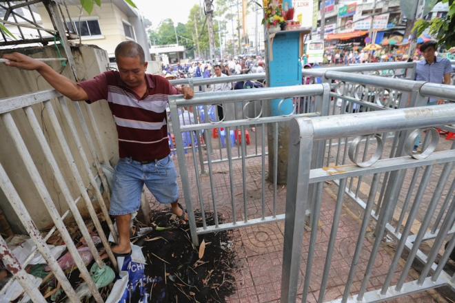 Vừa nhảy qua đống r&aacute;c, &ocirc;ng Ho&agrave;ng Thắng (quận 5) cho biết: