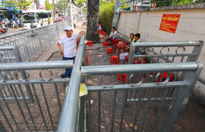 B&ecirc;n trong vỉa h&egrave; nhếch nh&aacute;c bởi h&agrave;ng rong, d&ugrave; c&oacute; treo biển cấm bu&ocirc;n b&aacute;n.