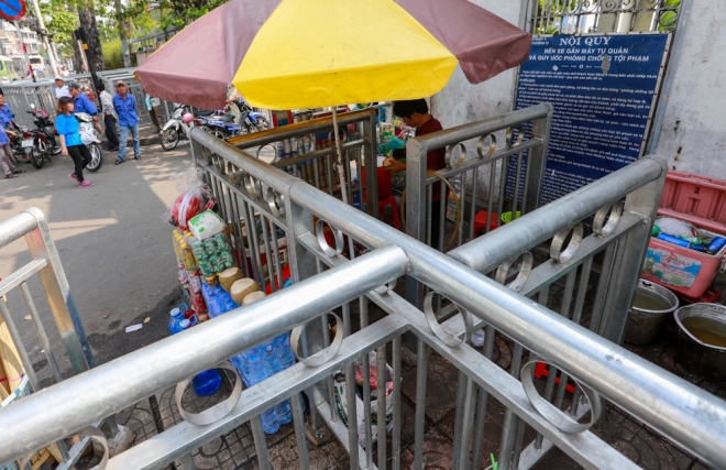 Ở c&aacute;c cửa v&agrave;o vỉa h&egrave; đều bị h&agrave;ng rong &aacute;n ngữ.&nbsp;