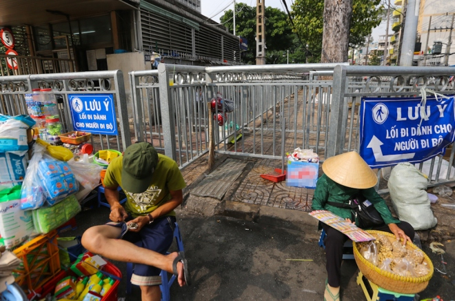 Ở cổng ch&iacute;nh bệnh viện, t&igrave;nh trạng h&agrave;ng rong c&ograve;n b&aacute;t nh&aacute;o hơn. Những người b&aacute;n h&agrave;ng b&agrave;y biện đủ h&agrave;ng h&oacute;a, b&agrave;n ghế v&agrave; ngồi chắn ngay cả lối v&agrave;o vỉa h&egrave;.&nbsp;