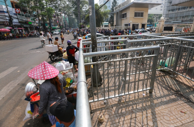 Việc lắp r&agrave;o chắn với mục đ&iacute;ch lấy lại lối đi cho người đi bộ v&agrave; ngăn h&agrave;ng rong chiếm vỉa h&egrave;. D&ugrave; vậy, người b&aacute;n kh&ocirc;ng chỉ lấn b&ecirc;n trong m&agrave; c&ograve;n tr&agrave;n ra cả l&ograve;ng đường, tạo n&ecirc;n cảnh nhếch nh&aacute;c trước Bệnh viện Chợ Rẫy.