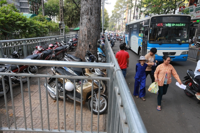 Cả đường Nguyễn Ch&iacute; Thanh, Thuận Kiều sau khi r&agrave;o chắn đều được tận dụng l&agrave;m b&atilde;i giữ xe. Nhiều người ngại vượt qua v&ograve;ng z&iacute;ch zắc n&ecirc;n đi dưới l&ograve;ng đường.