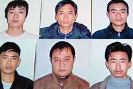 B&aacute;u &ldquo;cửu&rdquo; (giữa, h&agrave;ng thứ hai) c&ugrave;ng đồng bọn.