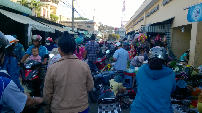 Lối v&agrave;o khu d&acirc;n cư kẹt cứng v&agrave;o giờ cao điểm.