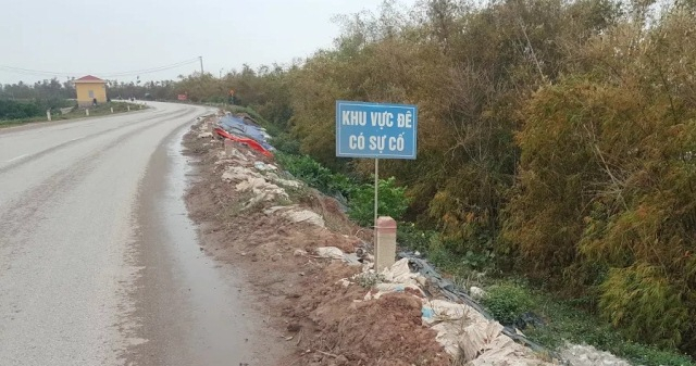 Biển b&aacute;o khu vực đ&ecirc; bị sạt lở. Ảnh: Ho&agrave;ng Long