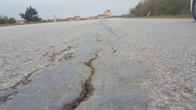 C&aacute;c vết nứt xuất hiện tr&ecirc;n tuyến đ&ecirc; tả s&ocirc;ng Hồng đ&atilde; được bịt lại phủ một lớp nhựa đường rải ở ph&iacute;a tr&ecirc;n, tuy nhi&ecirc;n c&aacute;c vết nứt vẫn tiếp tục &ldquo;h&aacute; mồm&rdquo; rộng th&ecirc;m qua từng ng&agrave;y. Ảnh: Ho&agrave;ng Long