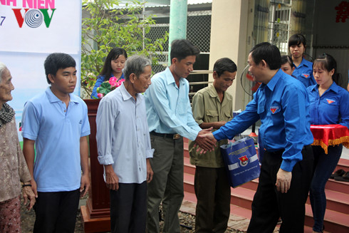 Ph&oacute; thủ tướng trao qu&agrave; cho c&aacute;c gia đ&igrave;nh ngh&egrave;o, gia đ&igrave;nh ch&iacute;nh s&aacute;ch. (Ảnh: VOV).