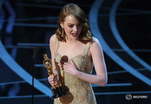 Tượng v&agrave;ng về tay Emma Stone cũng l&agrave; điều g&acirc;y bất ngờ với giới chuy&ecirc;n m&ocirc;n bởi cuộc đua