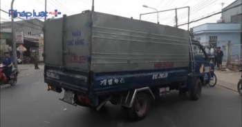 Bình Dương: Xe máy va chạm với ô tô, 1 người bị thương nặng