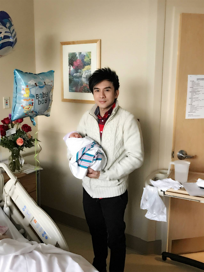 Đan Trường hạnh ph&uacute;c khi lần đầu l&agrave;m bố ở tuổi 40.