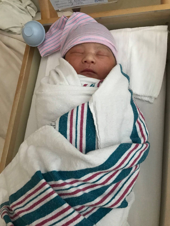 Nhiều kh&aacute;n giả gửi lời ch&uacute;c mừng mẹ tr&ograve;n con vu&ocirc;ng cũng như b&agrave;y tỏ hạnh ph&uacute;c khi thần tượng được l&ecirc;n chức cha sau nhiều năm nỗ lực c&oacute; con.