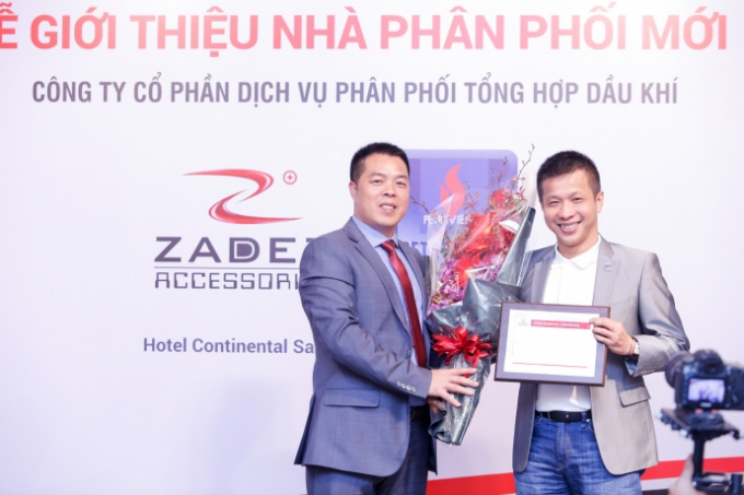 &Ocirc;ng Li Weihua &ndash; Ph&oacute; Tổng gi&aacute;m đốc Zadez Technology Corporation (b&ecirc;n tr&aacute;i) trao Giấy chứng nhận Nh&agrave; ph&acirc;n phối mới cho &ocirc;ng Phan Quang Tuấn Anh &ndash; Chủ tịch Hội đồng Quản trị C&ocirc;ng ty PSD