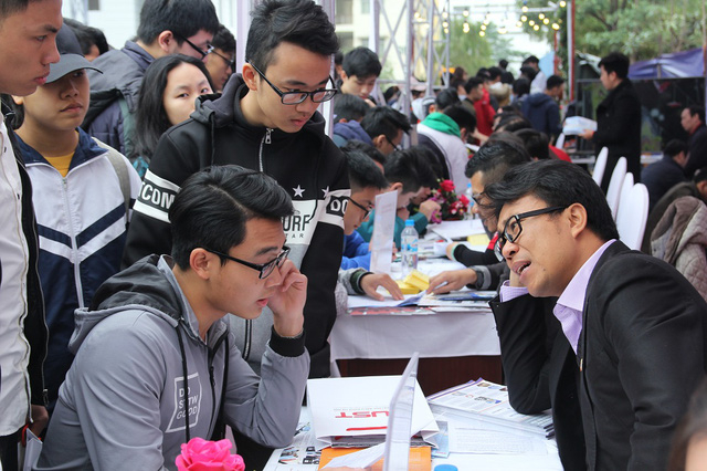 C&aacute;c gian tư vấn lu&ocirc;n thu h&uacute;t đ&ocirc;ng đảo c&aacute;c bạn th&iacute; sinh.&nbsp;(Ảnh: VTV).