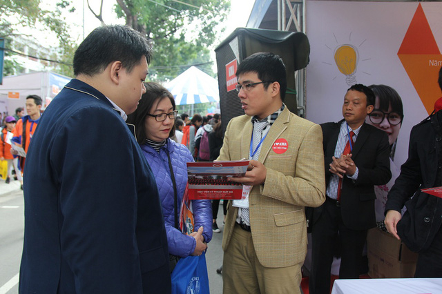 C&aacute;n bộ tư vấn của c&aacute;c trường đại học, cao đẳng lu&ocirc;n nhiệt t&igrave;nh giải đ&aacute;p thắc mắc của th&iacute; sinh v&agrave; người nh&agrave;.&nbsp;(Ảnh: VTV).