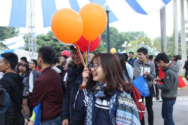 Ở ng&agrave;y hội c&aacute;c bạn trẻ c&ograve;n c&oacute; thể tham gia c&aacute;c hoạt động vui chơi, thư gi&atilde;n bổ &iacute;ch.&nbsp;(Ảnh: VTV).