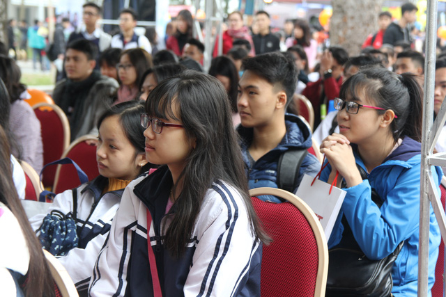 Nhiều bạn trẻ chăm ch&uacute; lắng nghe. (Ảnh: VTV).