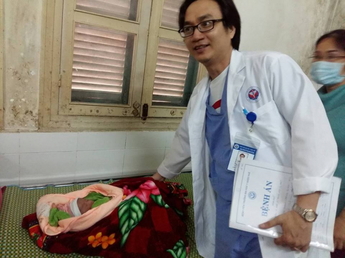 C&aacute;c b&aacute;c sỹ ch&uacute;c mừng ca cứu sống th&agrave;nh c&ocirc;ng, ngoạn mục.