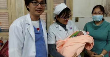 Hy hữu: Cứu thành công cháu bé bị sa dây rốn ở Huế