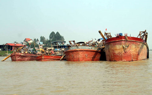 B&aacute;o Vov.vn đưa tin ng&agrave;y 17/2/2017, C&ocirc;ng an tỉnh Bắc Giang vừa bắt quả tang 4 t&agrave;u khai th&aacute;c c&aacute;t tr&aacute;i ph&eacute;p tr&ecirc;n s&ocirc;ng Lục Nam, đoạn chạy qua x&atilde; Tr&iacute; Y&ecirc;n, huyện Y&ecirc;n Dũng. Ảnh B&aacute;o Bắc Giang