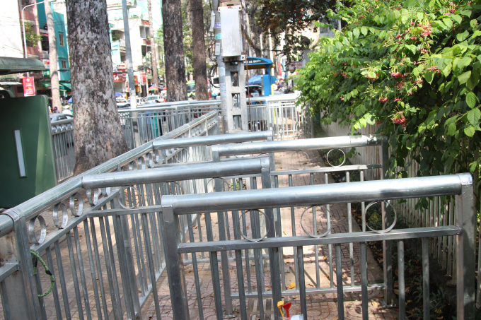 Những h&agrave;ng r&agrave;o cao khoảng 1,5m, rộng 2m với thiết kế kiểu h&igrave;nh zich zắc chỉ vừa đủ lọt 1 người tr&ocirc;ng giống như m&ecirc; cung.